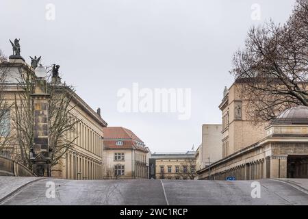 Das alte Museum und die alte Nationalgalerie hinter der Dombruecke in Berlin. 13.01.2024, Berlin, GER - Weg über die Dombrücke zur Museumsinsel in Berlin., Berlin Berlin Deutschland, DEU Dombruecke *** das alte Museum und die alte Nationalgalerie hinter der Dombrücke in Berlin 13 01 2024, Berlin, GER Weg über die Dombrücke zur Museumsinsel in Berlin , Berlin Berlin Deutschland, DEU Dombruecke Stockfoto