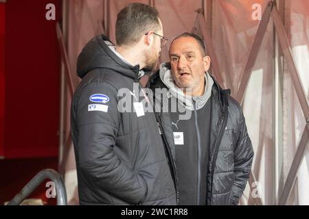 Köln, Deutschland. Januar 2024. Frank Schmidt (FC Heidenheim, Cheftrainer) Kommt den Spieleraufgang hoch. Fußball: 1. Bundesliga, Saison 2023/2024, 17. Spieltag, 1. FC Köln - 1. FC Heidenheim 1846 am 13.01.2024 im RheinEnergieStadion in Köln Wichtiger Hinweis: Gemaess den Vorgaben der DFL Deutsche Fussball Liga bzw. Des DFB Deutscher Fussball-Bund ist es untersagt, in dem Stadion und/oder vom Spiel angefertigte Fotoaufnahmen in Form von Sequenzbildern und/oder videoaehnlichen Fotostrecken zu verwerten bzw. Verwerten zu lassen. Foto: Kirchner-Media/TH/dpa/Alamy Live News Stockfoto