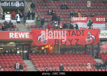 Köln, Deutschland. Januar 2024. Fans haengen ihre Flaggen auf. Fußball: 1. Bundesliga, Saison 2023/2024, 17. Spieltag, 1. FC Köln - 1. FC Heidenheim 1846 am 13.01.2024 im RheinEnergieStadion in Köln Wichtiger Hinweis: Gemaess den Vorgaben der DFL Deutsche Fussball Liga bzw. Des DFB Deutscher Fussball-Bund ist es untersagt, in dem Stadion und/oder vom Spiel angefertigte Fotoaufnahmen in Form von Sequenzbildern und/oder videoaehnlichen Fotostrecken zu verwerten bzw. Verwerten zu lassen. Foto: Kirchner-Media/TH/dpa/Alamy Live News Stockfoto