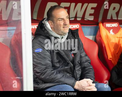 Köln, Deutschland. Januar 2024. Frank Schmidt (FC Heidenheim, Cheftrainer) hat auf der Trainerbank Platz genommen. Fußball: 1. Bundesliga, Saison 2023/2024, 17. Spieltag, 1. FC Köln - 1. FC Heidenheim 1846 am 13.01.2024 im RheinEnergieStadion in Köln Wichtiger Hinweis: Gemaess den Vorgaben der DFL Deutsche Fussball Liga bzw. Des DFB Deutscher Fussball-Bund ist es untersagt, in dem Stadion und/oder vom Spiel angefertigte Fotoaufnahmen in Form von Sequenzbildern und/oder videoaehnlichen Fotostrecken zu verwerten bzw. Verwerten zu lassen. Foto: Kirchner-Media/TH/dpa/Alamy Live News Stockfoto