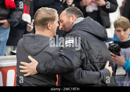 Timo Schultz (1. FC Köln, Trainer) und Frank Schmidt (FC Heidenheim, Chef-Trainer) begruben sich freundlich. Fußball: 1. Bundesliga, Saison 2023/2024, 17. Spieltag, 1. FC Köln - 1. FC Heidenheim 1846 am 13.01.2024 im RheinEnergieStadion in Köln Wichtiger Hinweis: Gemaess den Vorgaben der DFL Deutsche Fussball Liga bzw. Des DFB Deutscher Fussball-Bund ist es untersagt, in dem Stadion und/oder vom Spiel angefertigte Fotoaufnahmen in Form von Sequenzbildern und/oder videoaehnlichen Fotostrecken zu verwerten bzw. Verwerten zu lassen. Foto: Kirchner-Media/TH Stockfoto