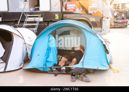 Riad, Arabie Saoudite. Januar 2024. Mechaniker schlafend während des Ruhetages der Dakar 2024 am 13. Januar 2024 in Riad, Saudi-Arabien - Foto Florent Gooden/DPPI Credit: DPPI Media/Alamy Live News Stockfoto