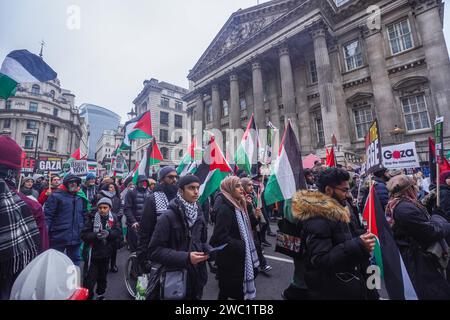 London, Großbritannien. 13. Januar 2024. . Tausende palästinensischer Demonstranten gehen im Rahmen eines globalen Aktionstages auf die Straßen Londons während des Nationalen Marsches für Palästina, um einen dauerhaften Waffenstillstand in Gaza zu fordern. Der marsch wurde von Plaestine Friends of Al-Aqsa und Stop the war organisiert. Quelle: amer Gazzal/Alamy Live News Stockfoto