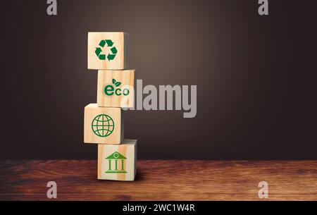 Holzwürfelblock, globale Erwärmung und Klimawandel, ausgeglichen durch das Pflanzen von Bäumen. Ziel für die Nettoemissionen von Treibhausgasen auf Null. Langfristig klimaneutral Stockfoto