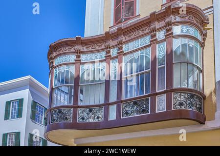 Mahon/Menorca, Spanien - 4. August 2022: Casa Moncada mit typisch geschwungenem Erkerfenster, in Hannover, Straße Stockfoto