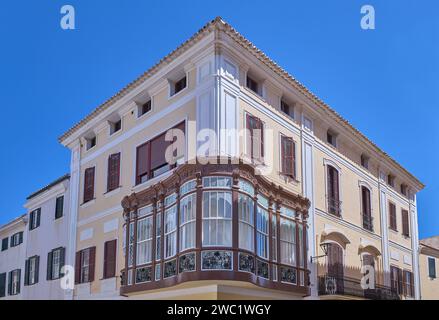 Mahon/Menorca, Spanien - 4. August 2022: Casa Moncada mit typisch geschwungenem Erkerfenster, in Hannover, Straße Stockfoto