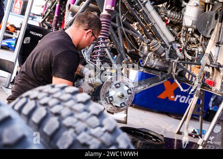 Riad, Arabie Saoudite. Januar 2024. X-RAID Mini JCW Team Mechaniker während des Ruhetages der Dakar 2024 am 13. Januar 2024 in Riad, Saudi-Arabien - Foto Florent Gooden/DPPI Credit: DPPI Media/Alamy Live News Stockfoto