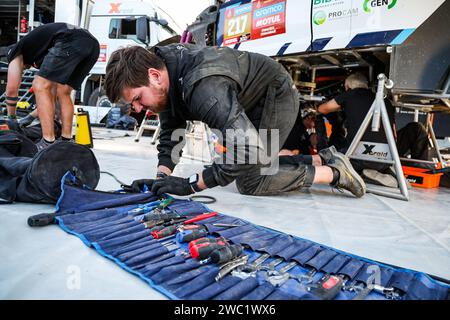 Riad, Arabie Saoudite. Januar 2024. X-RAID Mini JCW Team Mechaniker während des Ruhetages der Dakar 2024 am 13. Januar 2024 in Riad, Saudi-Arabien - Foto Florent Gooden/DPPI Credit: DPPI Media/Alamy Live News Stockfoto