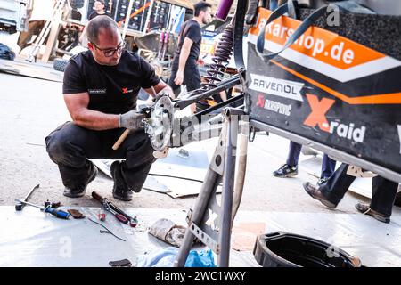 Riad, Arabie Saoudite. Januar 2024. X-RAID Mini JCW Team Mechaniker während des Ruhetages der Dakar 2024 am 13. Januar 2024 in Riad, Saudi-Arabien - Foto Florent Gooden/DPPI Credit: DPPI Media/Alamy Live News Stockfoto