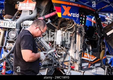 Riad, Arabie Saoudite. Januar 2024. X-RAID Mini JCW Team Mechaniker während des Ruhetages der Dakar 2024 am 13. Januar 2024 in Riad, Saudi-Arabien - Foto Florent Gooden/DPPI Credit: DPPI Media/Alamy Live News Stockfoto