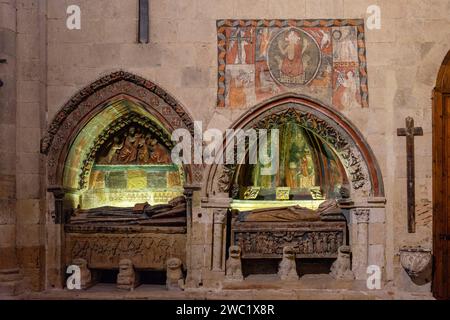 Sepulcros y pinturas murales en el brazo sur del crucero. Catedral de la Asunción de la Virgen, catedral vieja, Salamanca, comunidad autónoma de Cast Stockfoto