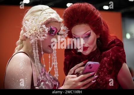 London, Großbritannien. Januar 2024. Lebhafte Drag Queens und Fans kommen am Excel London Veranstaltungsort zur offiziellen Eröffnung der DragCon UK an, einer der größten Drag-Feiern, die ab dem 12-14. Januar stattfindet. Guy Corbishley/Alamy Live News Stockfoto