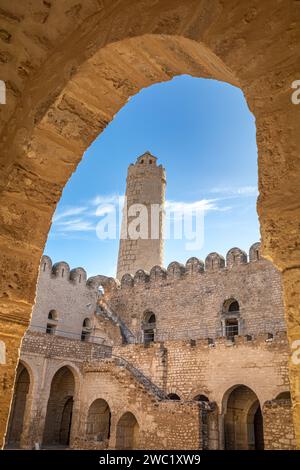 Das Innere und die Mauer, die Befestigungsmauern und der Turm der religiösen Festung aus dem 8. Jahrhundert, dem Ribat von Sousse in Tunesien. Es ist ein UNESCO-Weltkulturerbe Stockfoto