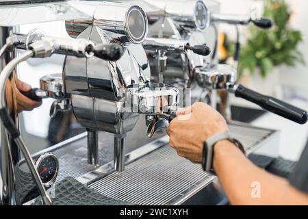 Espresso-Maschine aus Metall, die heissen Kaffee an der Theke im Café zubereitete Stockfoto