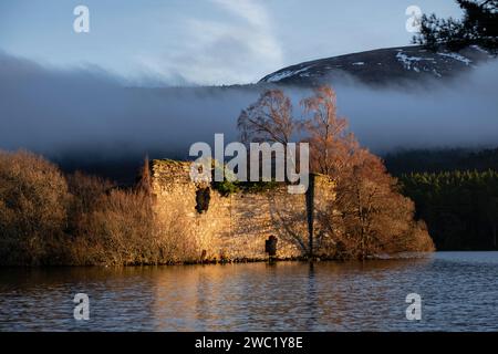 castillo del siglo XIII, Loch an Eilein, Parque Nacional de Cairngorms, Highlands, Escocia, Reino Unido Stockfoto