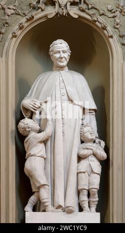 VICENZA, ITALIEN - 6. NOVEMBER 2023: Die geschnitzte Statue von St. Don Bosco in der Kirche Chiesa di San Gaetano von Orazio A. Marzari (1999). Stockfoto