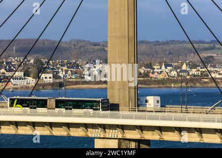 Blick von der Brücke Pont Albert-Louppe auf die Brücke Pont de l Iroise über den Elorn bei der Mündung in die Bucht Rade de Brest, hinten Le Relecq-Kerhuon, Plougastel-Daoulas, Departement Finistere Penn-AR-Bed, Region Bretagne Breizh, Frankreich *** Blick von der Brücke Pont Albert Louppe auf die Brücke Pont de l Iroise über den Elorn an der Mündung der Bucht Rade de Brest, hinter Le Relecq Kerhuon, Plougastel Daoulas, Departement Finistere Penn AR Bed, Region Bretagne Breizh, Frankreich Stockfoto