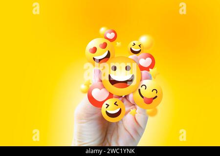 3D-Hand mit Social Media-Symbol, Emoji-Zeichen zum Chat abonnieren auf gelbem Hintergrund Stockfoto