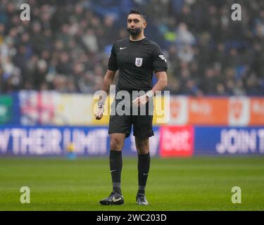 Schiedsrichter Sunny Singh Gill während des Spiels der Sky Bet League 1 Bolton Wanderers gegen Cheltenham Town im Toughsheet Community Stadium, Bolton, Vereinigtes Königreich, 13. Januar 2024 (Foto: Steve Flynn/News Images) Stockfoto