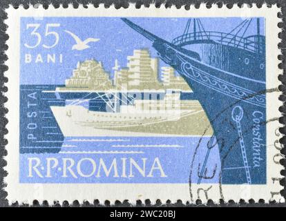 Gestempelte Briefmarke, gedruckt von Rumänien, auf der der Hafen von Constanța zu sehen ist, um 1960. Stockfoto