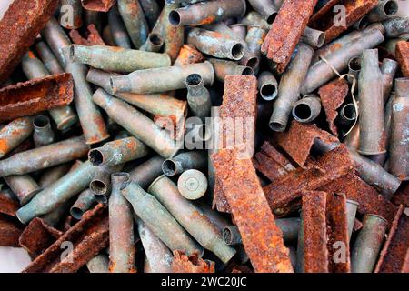 Leere Karabiner- oder Gewehrhüllen und Clips. Erinnerung an den 2. Weltkrieg... Stockfoto