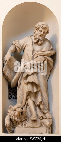 VICENZA, ITALIEN - 6. NOVEMBER 2023: Die geschnitzte Satue von St. Markieren Sie die Evanglist in der Kirche Chiesa di San Filippo Neri von Orazio Marinali Stockfoto