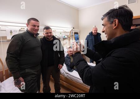 Der ukrainische Präsident Wolodymyr Zelenskyj begrüßt den britischen Premierminister Rishi Sunak am Freitag, den 12. Januar 2024 in Kiew, Ukraine. Sunak war in der ukrainischen Hauptstadt, um das Abkommen über Sicherheitszusammenarbeit zwischen der Ukraine und dem Vereinigten Königreich zu unterzeichnen, das erste bilaterale Abkommen im Rahmen der Gemeinsamen Unterstützungserklärung für die Ukraine, die im Juli 2023 von den G7-Ländern in Vilnius angenommen wurde. Die beiden Führer besuchten auch Militärangehörige, die wegen Wunden behandelt wurden, die im Kampf gegen Russland erlitten wurden. Foto über Pressestelle des ukrainischen Präsidenten/UPI Stockfoto