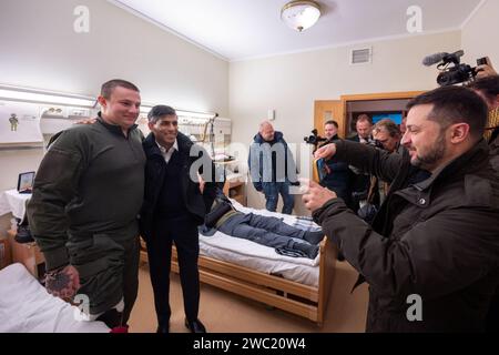 Der ukrainische Präsident Wolodymyr Zelenskyj begrüßt den britischen Premierminister Rishi Sunak am Freitag, den 12. Januar 2024 in Kiew, Ukraine. Sunak war in der ukrainischen Hauptstadt, um das Abkommen über Sicherheitszusammenarbeit zwischen der Ukraine und dem Vereinigten Königreich zu unterzeichnen, das erste bilaterale Abkommen im Rahmen der Gemeinsamen Unterstützungserklärung für die Ukraine, die im Juli 2023 von den G7-Ländern in Vilnius angenommen wurde. Die beiden Führer besuchten auch Militärangehörige, die wegen Wunden behandelt wurden, die im Kampf gegen Russland erlitten wurden. Foto über Pressestelle des ukrainischen Präsidenten/UPI Stockfoto