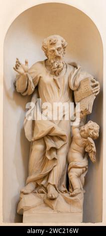 VICENZA, ITALIEN - 6. NOVEMBER 2023: Die geschnitzte Satue von St. Matthäus der Evanglist in der Kirche Chiesa di San Filippo Neri von Orazio Marinali Stockfoto