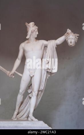 Rom, Italien - 3. Oktober 2023: Statue des Perseus mit dem Kopf der Medusa. Vatikanische Museen, Vatikanstadt in Italien Stockfoto