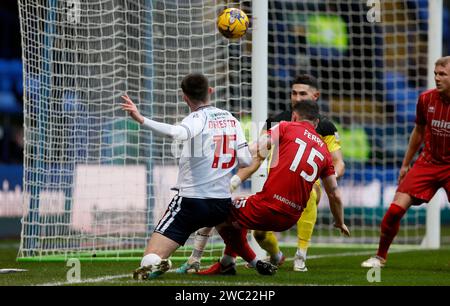 Bolton Wanderers’ will Forrester (links) hat einen Torversuch während des Spiels der Sky Bet League One im Toughsheet Community Stadium in Bolton. Bilddatum: Samstag, 13. Januar 2024. Stockfoto