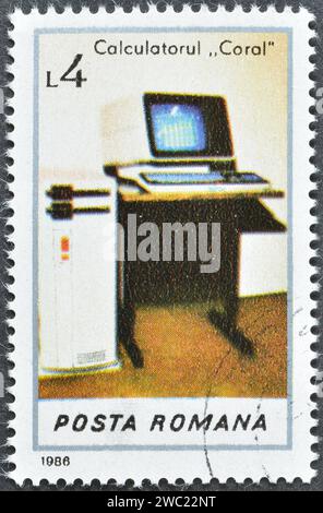 Gestempelte Briefmarke, gedruckt von Rumänien, auf der Computer „Coral“ zu sehen ist, um 1986. Stockfoto