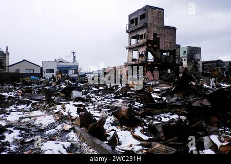 Blick auf Schutt und Schutt am ehemaligen Marktplatz in Wajima, Präfektur Ishikawa, nachdem der berühmte Touristenort bei einem Brand niedergebrannt war, der nach einem starken Erdbeben ausbrach, das die Halbinsel Noto und die umliegenden Gebiete in Zentraljapan erschütterte. Der starke Schneefall hat es der Polizei der Präfektur Ishikawa schwer gemacht, Suchoperationen durchzuführen. Sie sagten, dass Hunderte Leichen unter den Trümmern begraben sind. Stockfoto