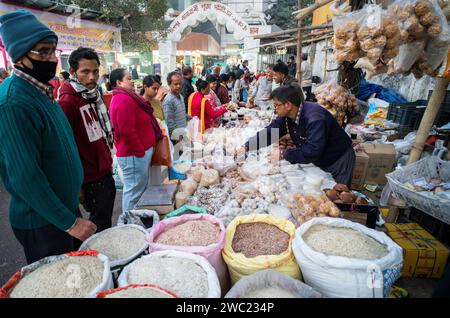 13. Januar 2024: Händler, der Assamesische traditionelle Speisen auf einem Markt verkauft, vor dem Magh Bihu Festival in Guwahati, Assam, Indien am 13. Januar 2024. Magh Bihu markiert das Ende der Erntezeit, insbesondere die Ernte von Reisfeldern, und den Beginn des assamesischen Monats Magh. Das Festival fällt in der Regel Mitte Januar, und es ist eine Zeit der Freude und des Festes. Die Menschen bedanken sich für die reiche Ernte und beten für Wohlstand in den kommenden Jahreszeiten. (Kreditbild: © David Talukdar/ZUMA Press Wire) NUR REDAKTIONELLE VERWENDUNG! Nicht für kommerzielle ZWECKE! Stockfoto