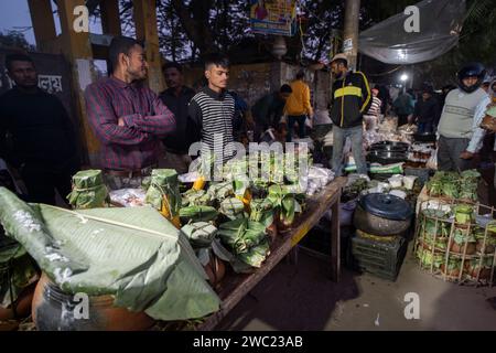 13. Januar 2024: Händler, der Assamesische traditionelle Speisen auf einem Markt verkauft, vor dem Magh Bihu Festival in Guwahati, Assam, Indien am 13. Januar 2024. Magh Bihu markiert das Ende der Erntezeit, insbesondere die Ernte von Reisfeldern, und den Beginn des assamesischen Monats Magh. Das Festival fällt in der Regel Mitte Januar, und es ist eine Zeit der Freude und des Festes. Die Menschen bedanken sich für die reiche Ernte und beten für Wohlstand in den kommenden Jahreszeiten. (Kreditbild: © David Talukdar/ZUMA Press Wire) NUR REDAKTIONELLE VERWENDUNG! Nicht für kommerzielle ZWECKE! Stockfoto