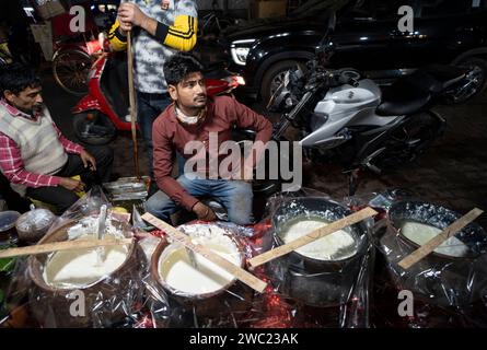 13. Januar 2024: Händler, der Assamesische traditionelle Speisen auf einem Markt verkauft, vor dem Magh Bihu Festival in Guwahati, Assam, Indien am 13. Januar 2024. Magh Bihu markiert das Ende der Erntezeit, insbesondere die Ernte von Reisfeldern, und den Beginn des assamesischen Monats Magh. Das Festival fällt in der Regel Mitte Januar, und es ist eine Zeit der Freude und des Festes. Die Menschen bedanken sich für die reiche Ernte und beten für Wohlstand in den kommenden Jahreszeiten. (Kreditbild: © David Talukdar/ZUMA Press Wire) NUR REDAKTIONELLE VERWENDUNG! Nicht für kommerzielle ZWECKE! Stockfoto