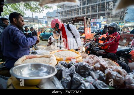 13. Januar 2024: Händler, der Assamesische traditionelle Speisen auf einem Markt verkauft, vor dem Magh Bihu Festival in Guwahati, Assam, Indien am 13. Januar 2024. Magh Bihu markiert das Ende der Erntezeit, insbesondere die Ernte von Reisfeldern, und den Beginn des assamesischen Monats Magh. Das Festival fällt in der Regel Mitte Januar, und es ist eine Zeit der Freude und des Festes. Die Menschen bedanken sich für die reiche Ernte und beten für Wohlstand in den kommenden Jahreszeiten. (Kreditbild: © David Talukdar/ZUMA Press Wire) NUR REDAKTIONELLE VERWENDUNG! Nicht für kommerzielle ZWECKE! Stockfoto