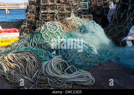 Seile und Hummertöpfe am Portmagee Harbour Quay, County Kerry, Irland Stockfoto