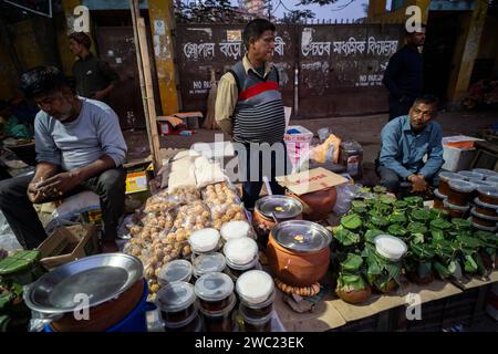 13. Januar 2024: Händler, der Assamesische traditionelle Speisen auf einem Markt verkauft, vor dem Magh Bihu Festival in Guwahati, Assam, Indien am 13. Januar 2024. Magh Bihu markiert das Ende der Erntezeit, insbesondere die Ernte von Reisfeldern, und den Beginn des assamesischen Monats Magh. Das Festival fällt in der Regel Mitte Januar, und es ist eine Zeit der Freude und des Festes. Die Menschen bedanken sich für die reiche Ernte und beten für Wohlstand in den kommenden Jahreszeiten. (Kreditbild: © David Talukdar/ZUMA Press Wire) NUR REDAKTIONELLE VERWENDUNG! Nicht für kommerzielle ZWECKE! Stockfoto