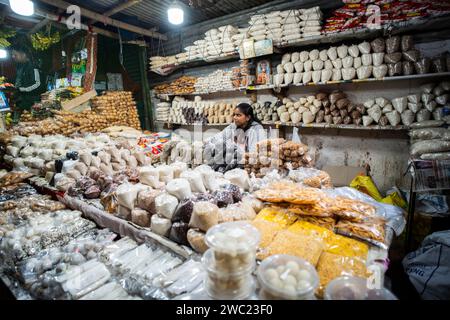 13. Januar 2024: Händler, der Assamesische traditionelle Speisen auf einem Markt verkauft, vor dem Magh Bihu Festival in Guwahati, Assam, Indien am 13. Januar 2024. Magh Bihu markiert das Ende der Erntezeit, insbesondere die Ernte von Reisfeldern, und den Beginn des assamesischen Monats Magh. Das Festival fällt in der Regel Mitte Januar, und es ist eine Zeit der Freude und des Festes. Die Menschen bedanken sich für die reiche Ernte und beten für Wohlstand in den kommenden Jahreszeiten. (Kreditbild: © David Talukdar/ZUMA Press Wire) NUR REDAKTIONELLE VERWENDUNG! Nicht für kommerzielle ZWECKE! Stockfoto