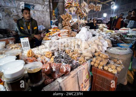 13. Januar 2024: Händler, der Assamesische traditionelle Speisen auf einem Markt verkauft, vor dem Magh Bihu Festival in Guwahati, Assam, Indien am 13. Januar 2024. Magh Bihu markiert das Ende der Erntezeit, insbesondere die Ernte von Reisfeldern, und den Beginn des assamesischen Monats Magh. Das Festival fällt in der Regel Mitte Januar, und es ist eine Zeit der Freude und des Festes. Die Menschen bedanken sich für die reiche Ernte und beten für Wohlstand in den kommenden Jahreszeiten. (Kreditbild: © David Talukdar/ZUMA Press Wire) NUR REDAKTIONELLE VERWENDUNG! Nicht für kommerzielle ZWECKE! Stockfoto