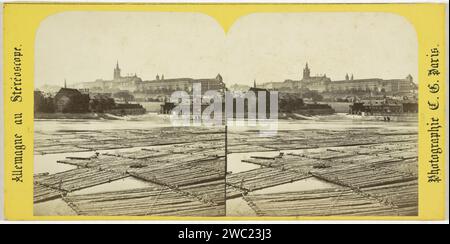 Ansicht von Hradčany, mit Baumstämmen in der Moldau, Prag, Charles Gaudin, 1868 auf dem Vordergrundstereogramm Prager Karton. Papieralbumen drucken die Stadt im Allgemeinen; „Veduta“. fluss. Holz, das den Fluss Hradčany hinunter fließt Stockfoto