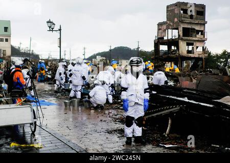 Ishikawa, Japan. Januar 2024. Feuerwehrleute und Polizisten inspizieren den ehemaligen Marktplatz in Wajima, Präfektur Ishikawa, nachdem der berühmte Touristenort bei einem Brand niedergebrannt ist, der nach einem starken Erdbeben ausbrach, das die Halbinsel Noto und die umliegenden Gebiete in Zentraljapan erschütterte. Der starke Schneefall hat es der Polizei der Präfektur Ishikawa schwer gemacht, Suchoperationen durchzuführen. Sie sagten, dass Hunderte Leichen unter den Trümmern begraben sind. (Credit Image: © James Matsumoto/SOPA Images via ZUMA Press Wire) NUR REDAKTIONELLE VERWENDUNG! Nicht für kommerzielle ZWECKE! Stockfoto