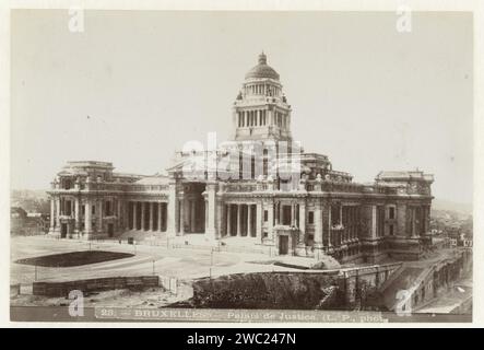 Justizpalast in Brüssel, Louis Antoine Pamard, 1883 - 1890 Fotografie Brüssel Papier Albumen Druck Gerichtsgebäude. Gebäude, z. B.: Öffentliches Gebäude, Kaufhaus Palace of Justice Stockfoto