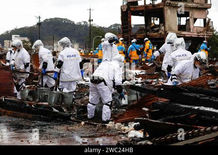 Ishikawa, Japan. Januar 2024. Feuerwehrleute und Polizisten inspizieren den ehemaligen Marktplatz in Wajima, Präfektur Ishikawa, nachdem der berühmte Touristenort bei einem Brand niedergebrannt ist, der nach einem starken Erdbeben ausbrach, das die Halbinsel Noto und die umliegenden Gebiete in Zentraljapan erschütterte. Der starke Schneefall hat es der Polizei der Präfektur Ishikawa schwer gemacht, Suchoperationen durchzuführen. Sie sagten, dass Hunderte Leichen unter den Trümmern begraben sind. (Credit Image: © James Matsumoto/SOPA Images via ZUMA Press Wire) NUR REDAKTIONELLE VERWENDUNG! Nicht für kommerzielle ZWECKE! Stockfoto