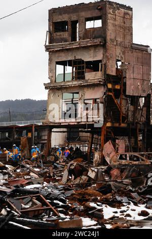 Ishikawa, Japan. Januar 2024. Feuerwehrleute und Polizisten inspizieren den ehemaligen Marktplatz in Wajima, Präfektur Ishikawa, nachdem der berühmte Touristenort bei einem Brand niedergebrannt ist, der nach einem starken Erdbeben ausbrach, das die Halbinsel Noto und die umliegenden Gebiete in Zentraljapan erschütterte. Der starke Schneefall hat es der Polizei der Präfektur Ishikawa schwer gemacht, Suchoperationen durchzuführen. Sie sagten, dass Hunderte Leichen unter den Trümmern begraben sind. (Credit Image: © James Matsumoto/SOPA Images via ZUMA Press Wire) NUR REDAKTIONELLE VERWENDUNG! Nicht für kommerzielle ZWECKE! Stockfoto