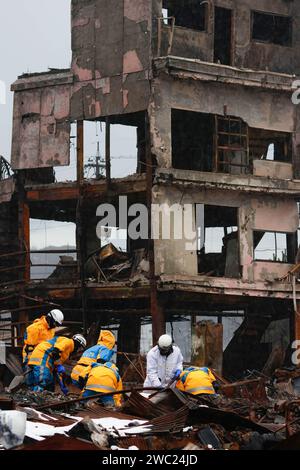 Ishikawa, Japan. Januar 2024. Feuerwehrleute und Polizisten inspizieren den ehemaligen Marktplatz in Wajima, Präfektur Ishikawa, nachdem der berühmte Touristenort bei einem Brand niedergebrannt ist, der nach einem starken Erdbeben ausbrach, das die Halbinsel Noto und die umliegenden Gebiete in Zentraljapan erschütterte. Der starke Schneefall hat es der Polizei der Präfektur Ishikawa schwer gemacht, Suchoperationen durchzuführen. Sie sagten, dass Hunderte Leichen unter den Trümmern begraben sind. (Credit Image: © James Matsumoto/SOPA Images via ZUMA Press Wire) NUR REDAKTIONELLE VERWENDUNG! Nicht für kommerzielle ZWECKE! Stockfoto