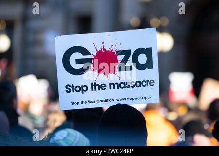 Glasgow, Schottland, Großbritannien. Januar 2024. Demonstranten versammelten sich vor den Bürgerkammern auf dem George-Platz und nahmen am Globalen Aktionstag für Gaza Teil und riefen zu einem sofortigen Waffenstillstand im Gazastreifen auf Guthaben: Kay Roxby/Alamy Live News Stockfoto