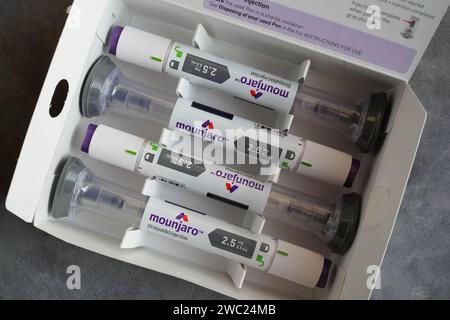 Monatsvorrat Mounjaro, ein injizierbares Arzneimittel zur Behandlung von Typ-2-Diabetes. Stockfoto