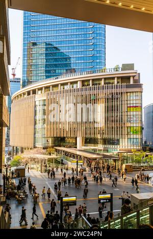 Sonnendurchfluteter Einkaufskomplex „Grand Front Osaka“ und im Vordergrund die Halle des Nordens der Osaka Station, die während der Hauptverkehrszeit am Nachmittag beschäftigt ist. Stockfoto